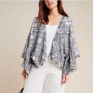 Geometric Patterned Women's Shrug - Black and White